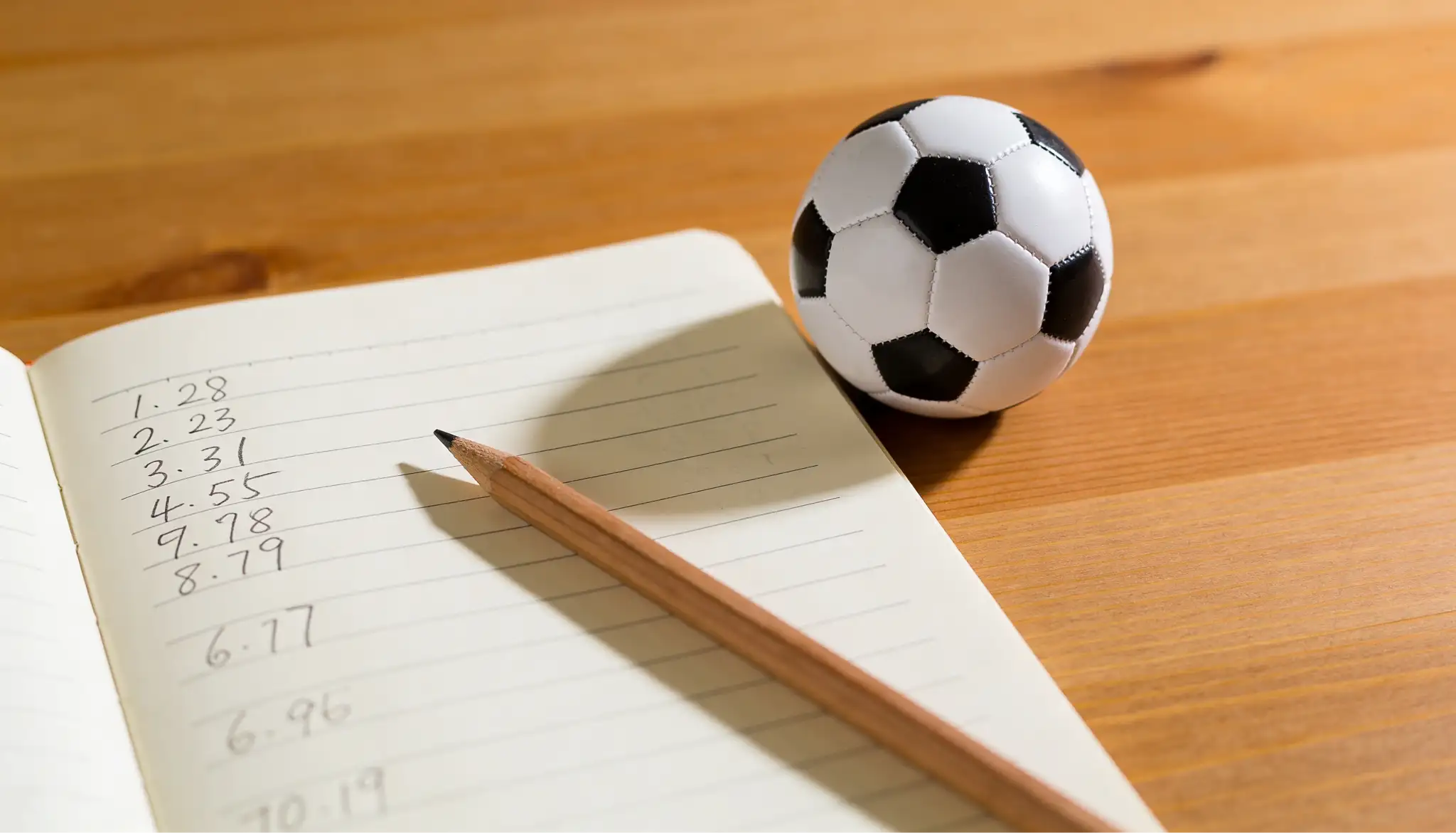 Arbeitsplatz eines Wettmarkt-Analysten mit Tabellen, xG-Werten und Quoten zur Fussball-WM 2026